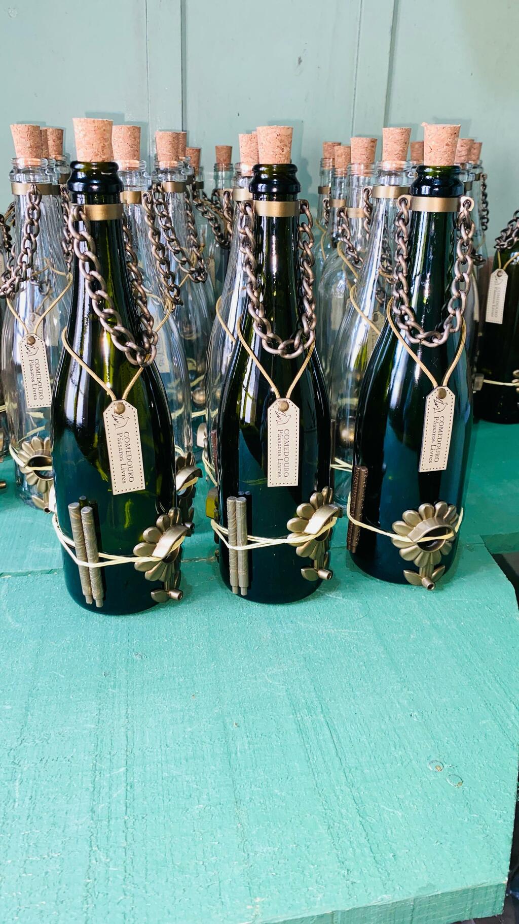 Kit 2 Comedouros Pássaros Livres – Garrafa Champagne Branco e Verde