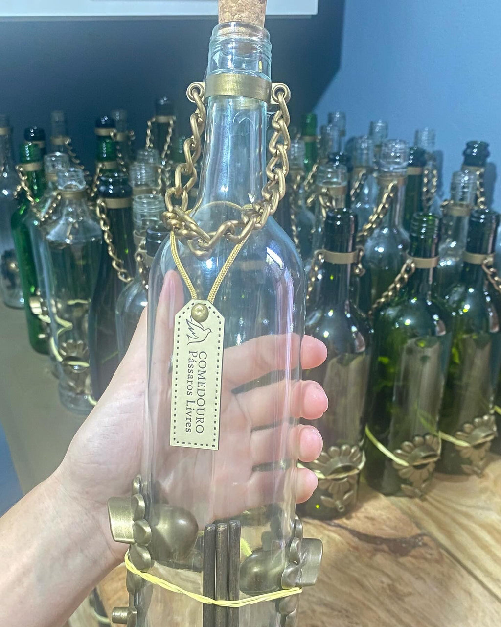 Comedouro Tratador Para Pássaros Livres – Vinho Branco